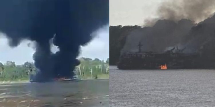 Embarcação é consumida pelo fogo no rio Solimões e três pessoas morrem, em Uarini