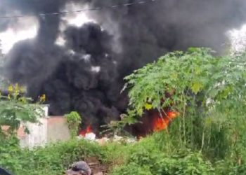 Vídeos mostram galpão de fábrica de isopor pegando fogo no Tarumã