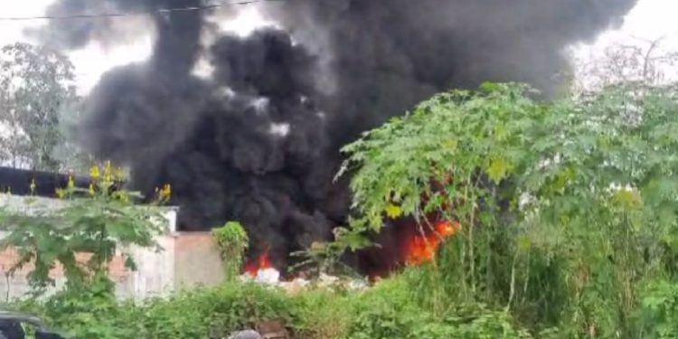 Vídeos mostram galpão de fábrica de isopor pegando fogo no Tarumã