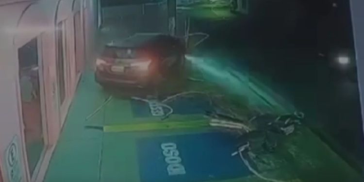 Motorista 'bebinho' atinge três carros, quebra loja no Parque 10 e acaba preso