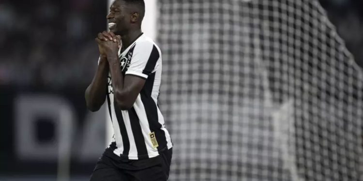 Botafogo vence o Inter amplia vantagem na liderança