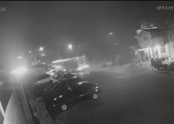 VEJA momento que ônibus desgovernado derruba poste a destrói veículos em Manaus