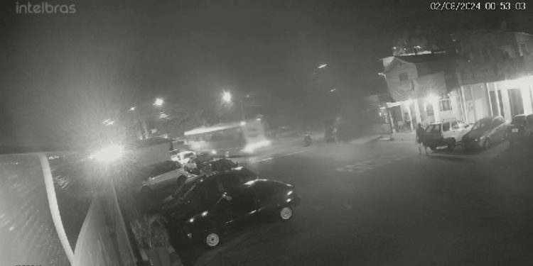 VEJA momento que ônibus desgovernado derruba poste a destrói veículos em Manaus