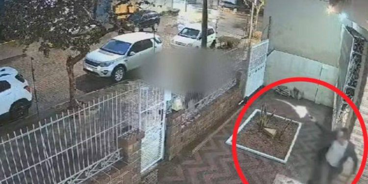 Após ser demitido, funcionário tenta atirar no ex-chefe e acaba baleado