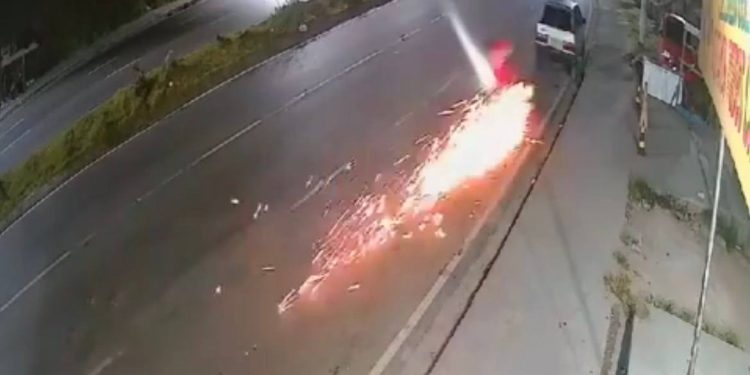 VÍDEO FORTE: Motociclista fica ferido ao bater violentamente contra carro no Rapidão