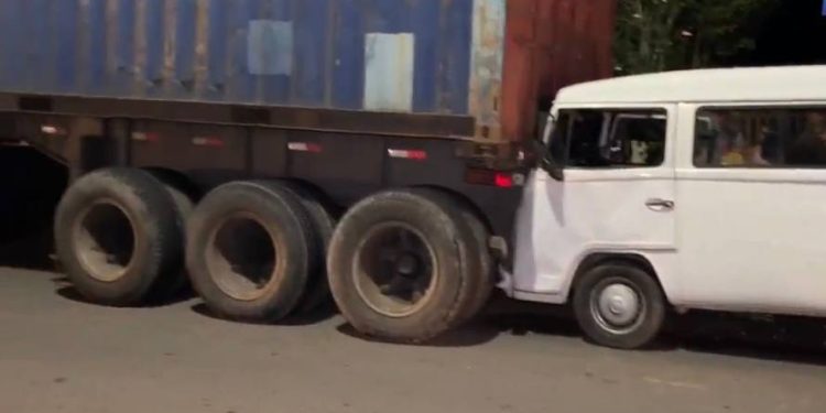 URGENTE: Motorista de Kombi bate contra caminhão e três pessoas ficam feridas