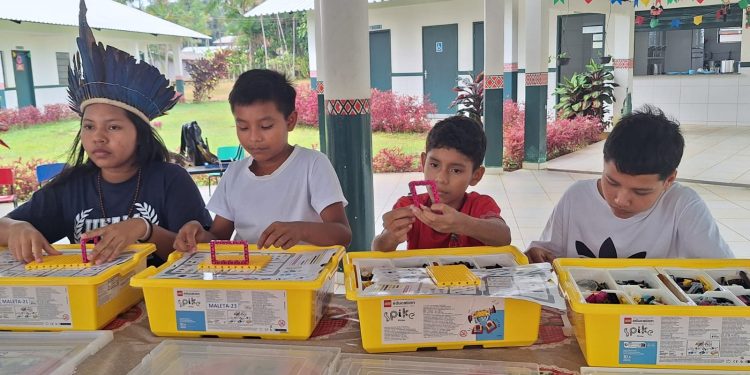 A equipe de Robótica da Escola SESI Dra. Emina Barbosa Mustafa, juntamente com a equipe pedagógica da. Alunos