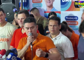 Candidato a prefeito de Manaus David Almeida e vice prefeito Renato Júnior falam com a imprensa em Manaus