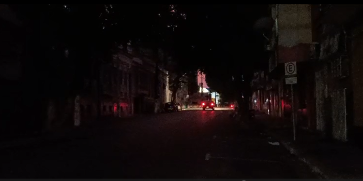 Vários bairros de diferentes zonas de Manaus ficaram sem energia elétrica na madrugada desta segunda-feira. Bairros de