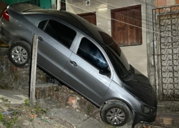 Um carro despencou de um barranco, após o motorista, que não teve o nome identificado, passar mal. O. Carro despenca