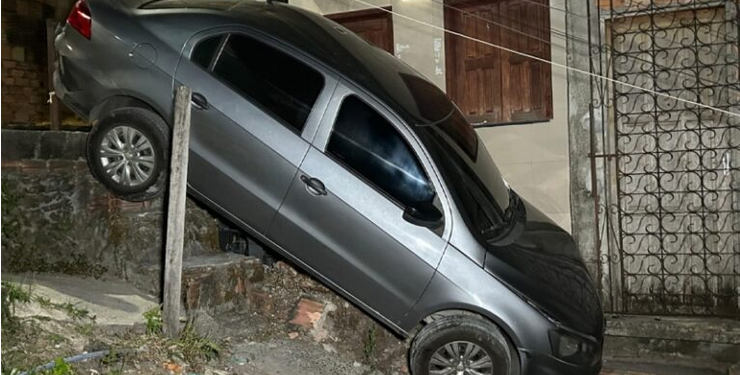 Um carro despencou de um barranco, após o motorista, que não teve o nome identificado, passar mal. O. Carro despenca