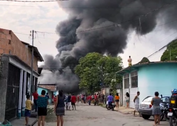 Um incêndio de grandes proporções atingiu na manhã desta quarta-feira (14), a fábrica de salgadinhos. Incêndio