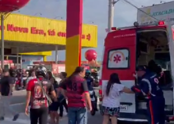 AGORA: Motociclista avança sinal e atropela idosa que quebra a perna na Max Teixeira