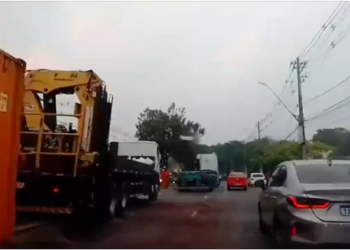 Carreta tomba e deixa trânsito caótica em avenida de Manaus