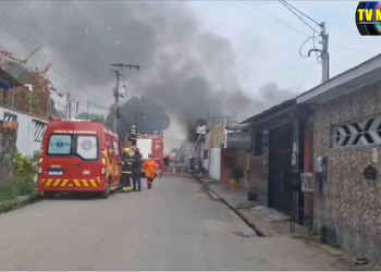 SINISTRO – incêndio atinge fábrica e casa no bairro Colônia Terra Nova