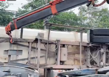 Carreta ‘até o tucupi’ de milho tomba na Bola das Letras