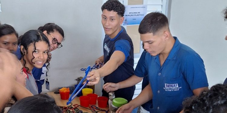 Alunos de escolas públicas e privadas conheceram nesta quinta-feira, 8, os cursos de aprendizagem industrial. Alunos