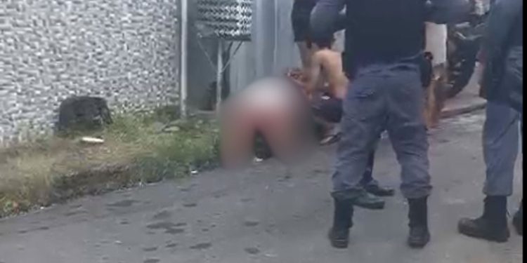 Leonardo Lopes dos Santos, 27 anos, morreu nessa quarta-feira (31), após ter sido baleado na frente de uma. Vídeo: