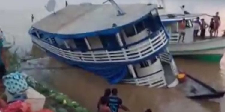 Um vídeo divulgado nas redes sociais mostra o momento em que vários passageiros ficam desesperados após. Vídeo mostra