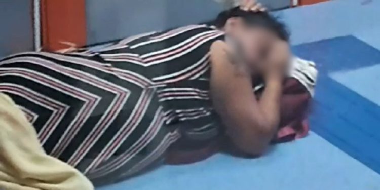 Uma moradora em situação de rua causou revolta em clientes de uma agência bancária após fechar a porta do. Mulher