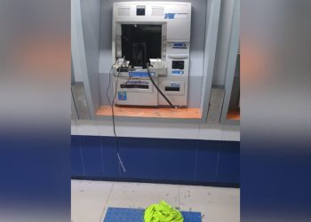 Criminosos arrombaram na madrugada desta terça-feira (6), um caixa eletrônico dentro de uma agência. Criminosos