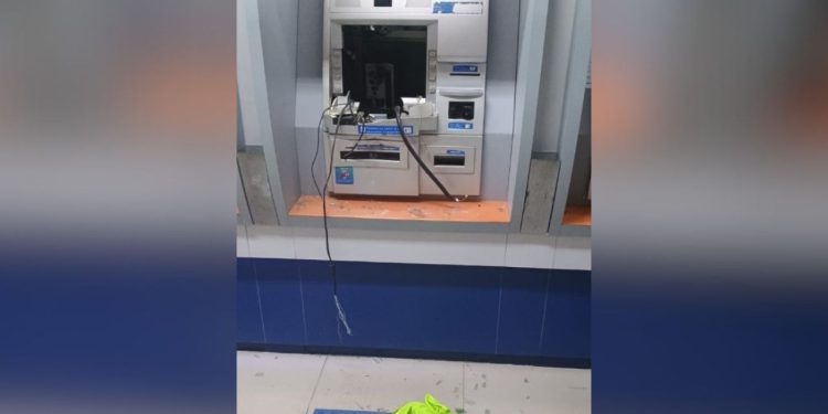 Criminosos arrombaram na madrugada desta terça-feira (6), um caixa eletrônico dentro de uma agência. Criminosos