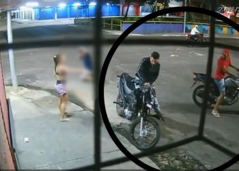 Bandidos armados obrigaram um homem a ficar de joelhos no asfalto enquanto roubavam a motocicleta dele. Bandidos