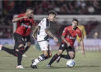 Vegetti marca golaço, e Vasco empata com Atlético-GO pela Copa do Brasil