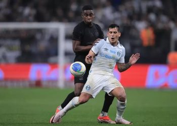 Corinthians empata com o Grêmio pela Copa do Brasil em jogo com expulsões e gol anulado no fim