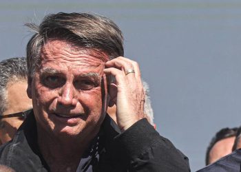 FIASCO AFASTA BOLSONARO
