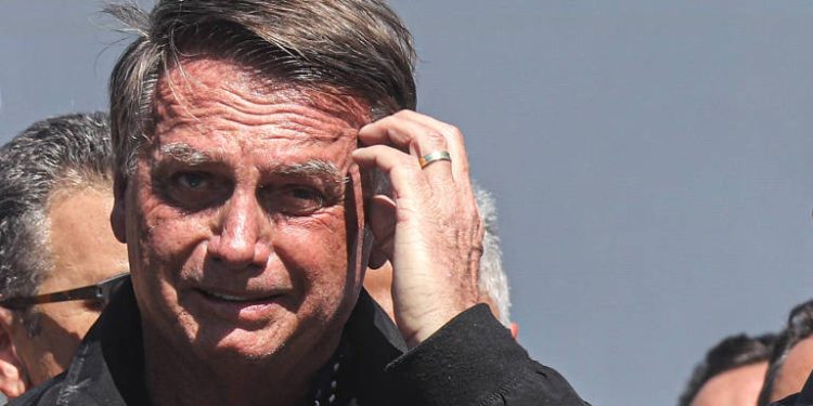 FIASCO AFASTA BOLSONARO