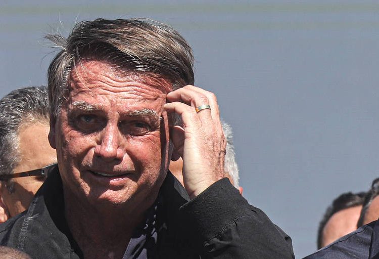 FIASCO AFASTA BOLSONARO