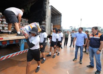 Governador Wilson Lima acompanha primeiro envio de ajuda humanitária para municípios já afetados pela estiagem