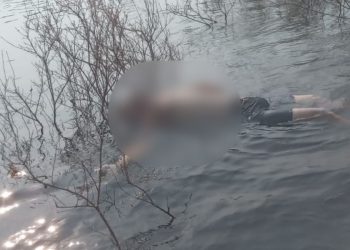 Populares encontram na manhã desta segunda-feira (12), o corpo de um homem, ainda não identificado. Populares