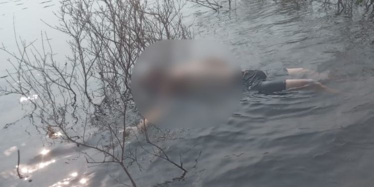 Populares encontram na manhã desta segunda-feira (12), o corpo de um homem, ainda não identificado. Populares