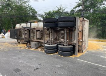 Uma carreta que transportava uma carga com 24 toneladas de milho tombou na manhã desta quarta-feira (28). Carreta