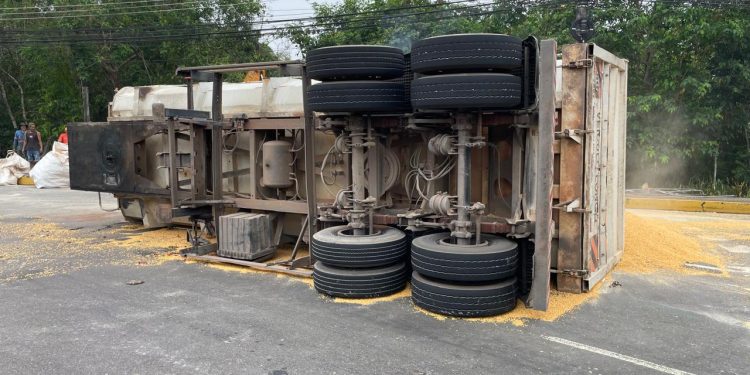 Uma carreta que transportava uma carga com 24 toneladas de milho tombou na manhã desta quarta-feira (28). Carreta