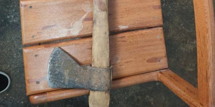 Com machado filho tentar matar pai em Borba no AM