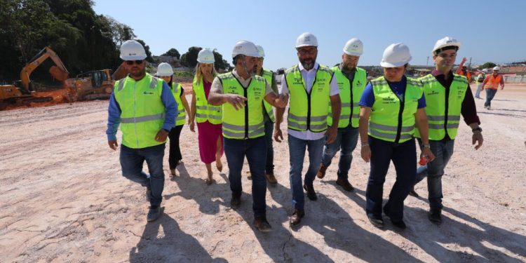 Wilson Lima vistoria avanço das obras do primeiro conjunto habitacional da comunidade da Sharp