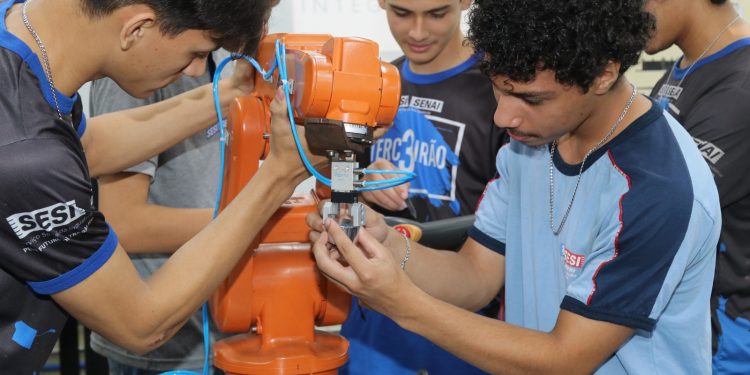 Com o propósito de mostrar como funciona a educação profissional, o Serviço Nacional de Aprendizagem; Mundo