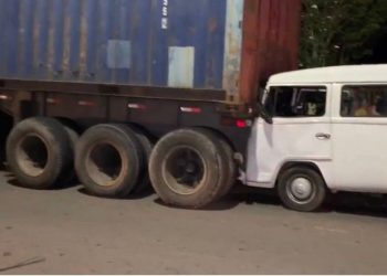 Vendedor de verduras bate com Kombi contra carreta em Manaus
