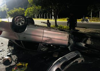 Carro capota na frente do IML em Manaus