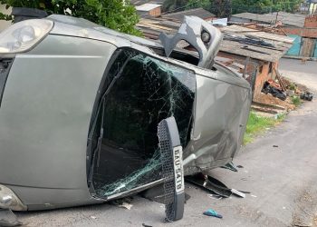 Carro é abandonado após capotamento no Jorge Teixeira