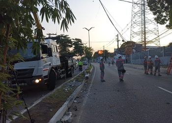 Carro desgovernado derruba poste e interdita avenida em Manaus; veja o vídeo