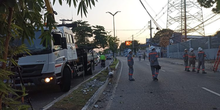 Carro desgovernado derruba poste e interdita avenida em Manaus; veja o vídeo