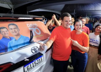 David Almeida e Renato Junior mobilizam multidão com adesivaço nas primeiras horas desta sexta