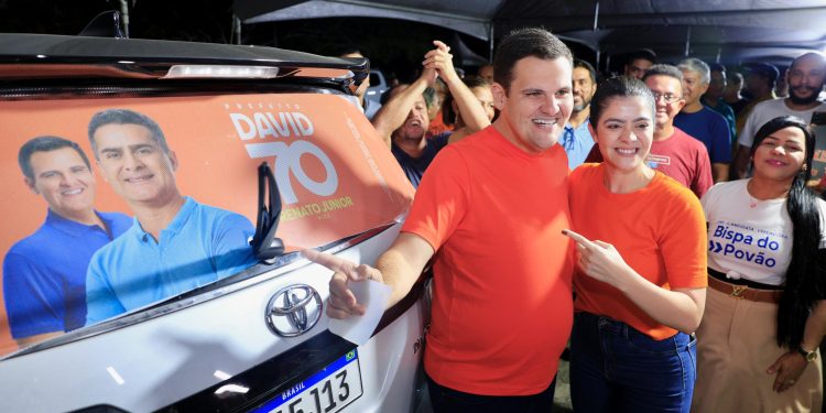 David Almeida e Renato Junior mobilizam multidão com adesivaço nas primeiras horas desta sexta