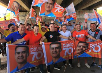 David sacode e arrasta multidões