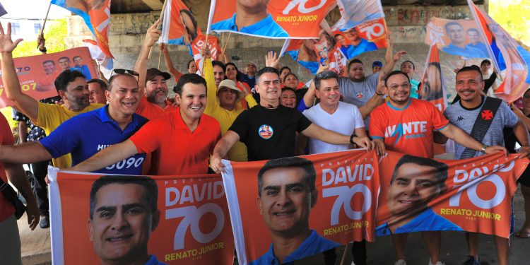 David sacode e arrasta multidões