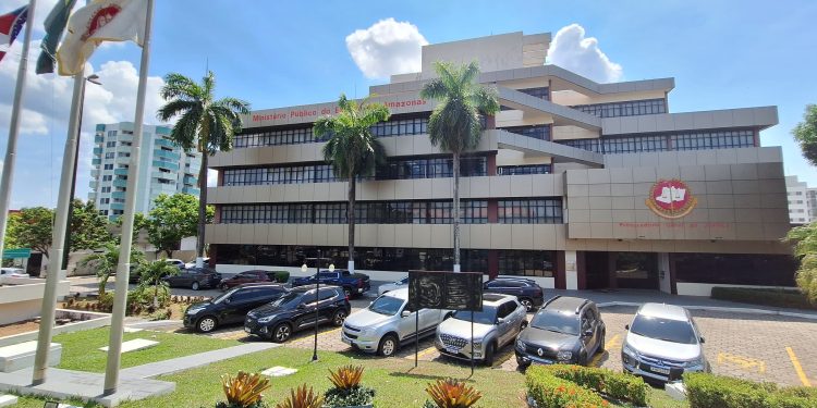 Justiça Eleitoral atende MP e multa em R$10 mil candidato a prefeito do PL por propaganda antecipada na Ponte Rio Negro